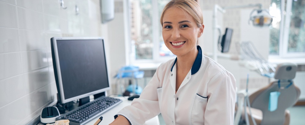 une secrétaire dentaire souriante