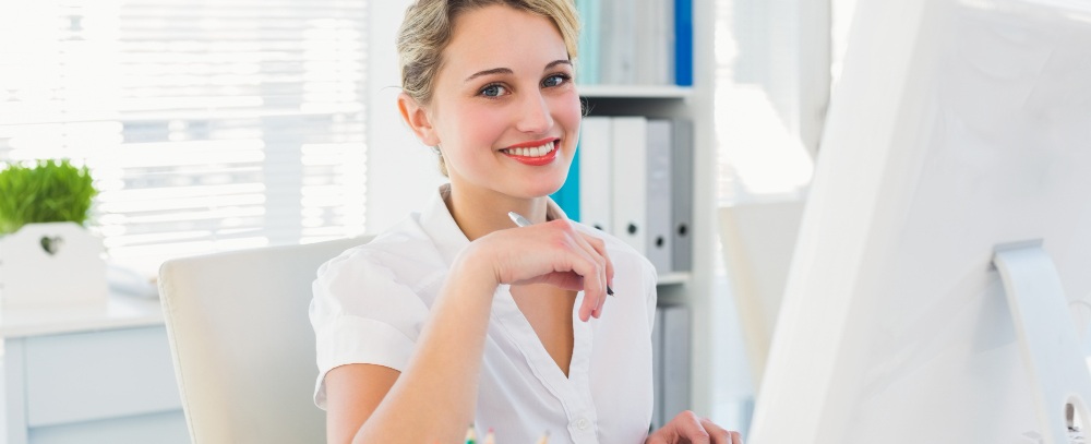 une secrétaire dentaire devant son ordinateur