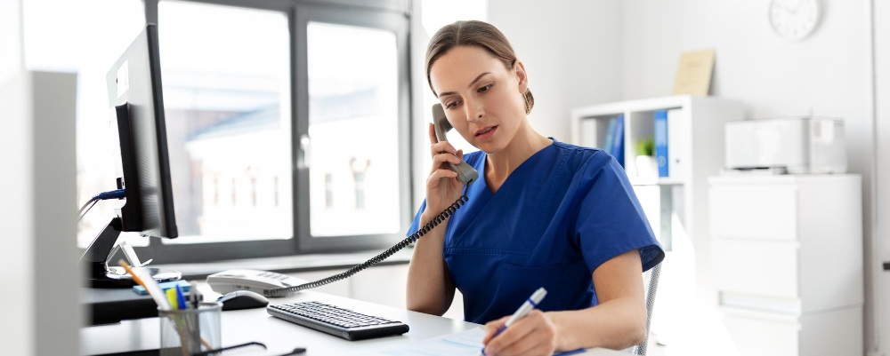 une secrétaire médicale a son bureau