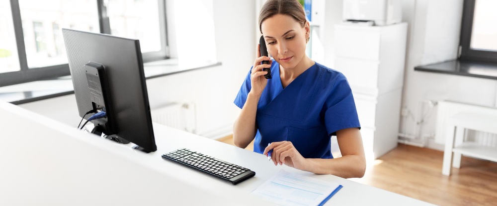 une secrétaire médicale au téléphone