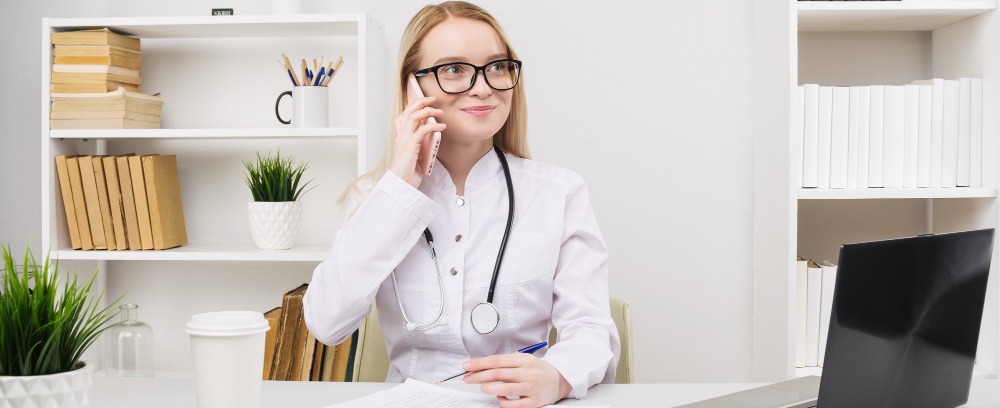 une secrétaire médicale au travail dans son bureau