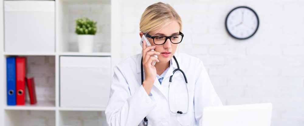 une secrétaire médicale au travail et au téléphone
