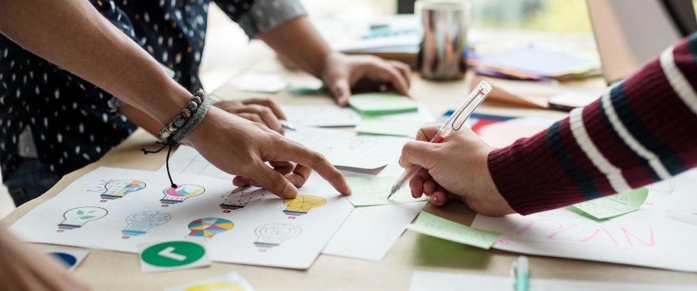 des personnes travaillant sur de la gestion de projet