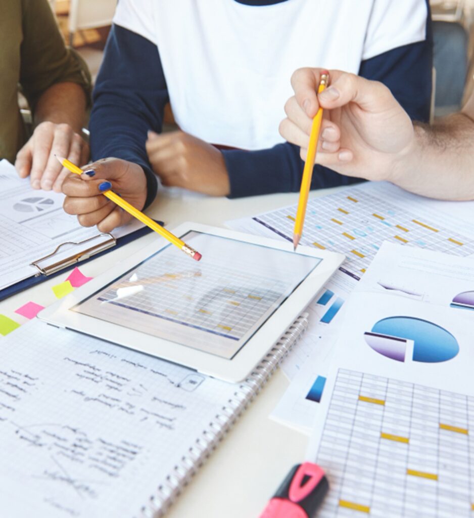 des personnes travaillant sur de la gestion de projet