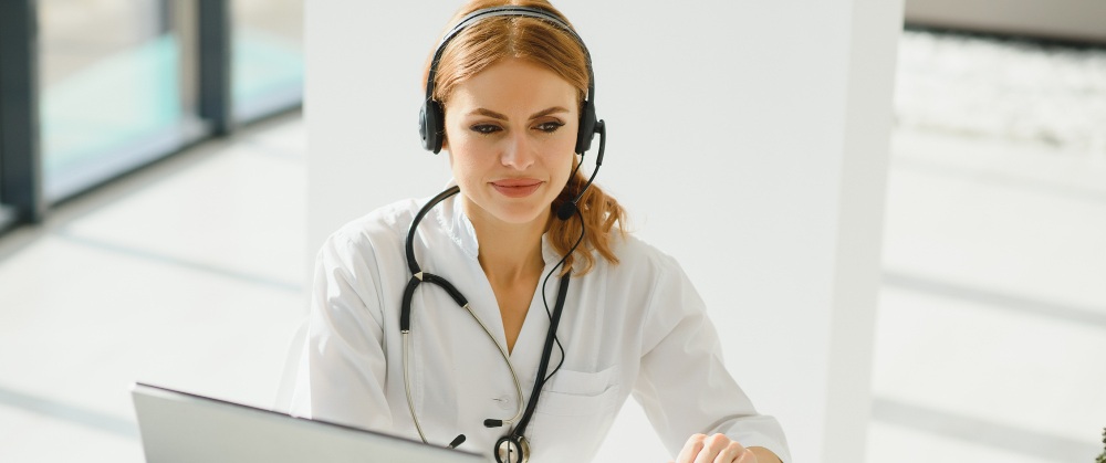une secrétaire médicale au téléphone