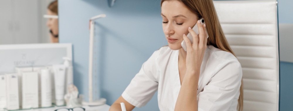une secrétaire médicale au téléphone à son bureau