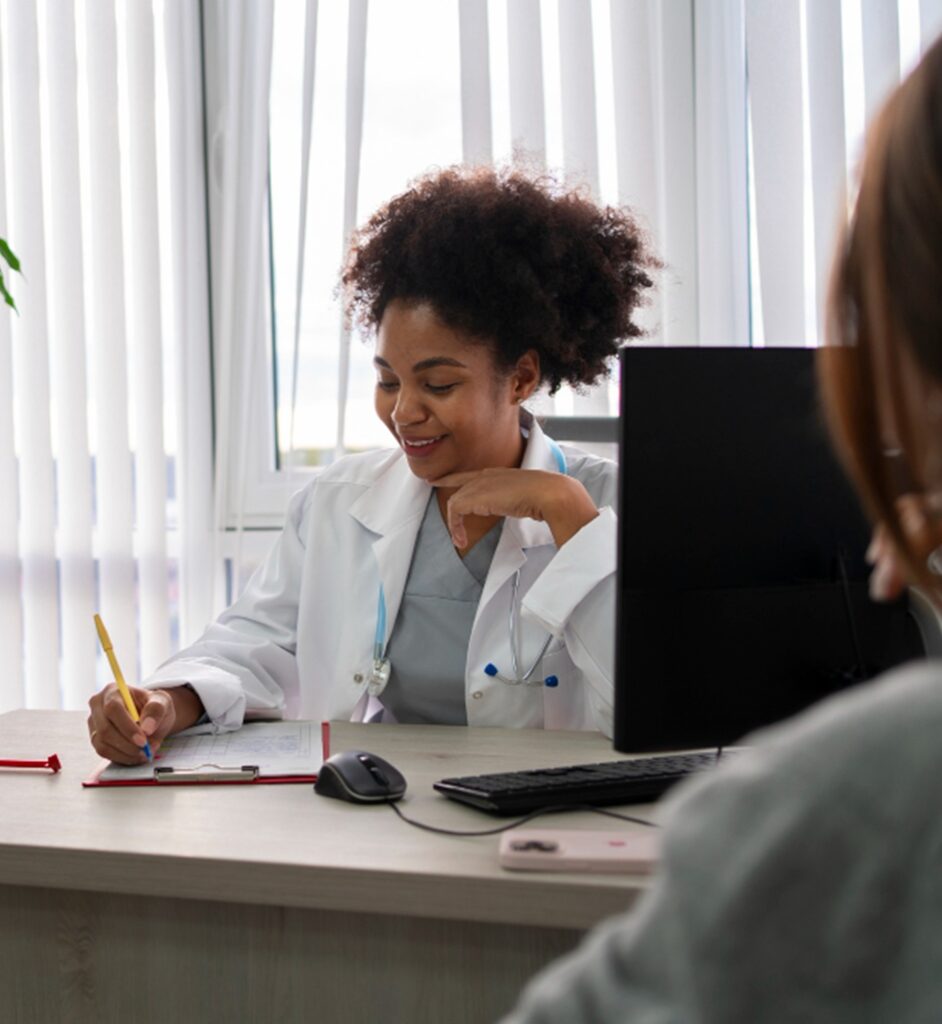 une secrétaire médicale a son bureau