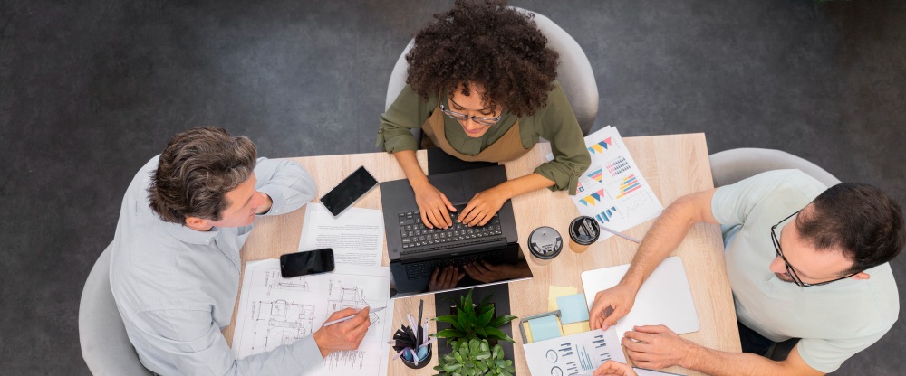 des personnes autour de la table travaillant la gestion de projet