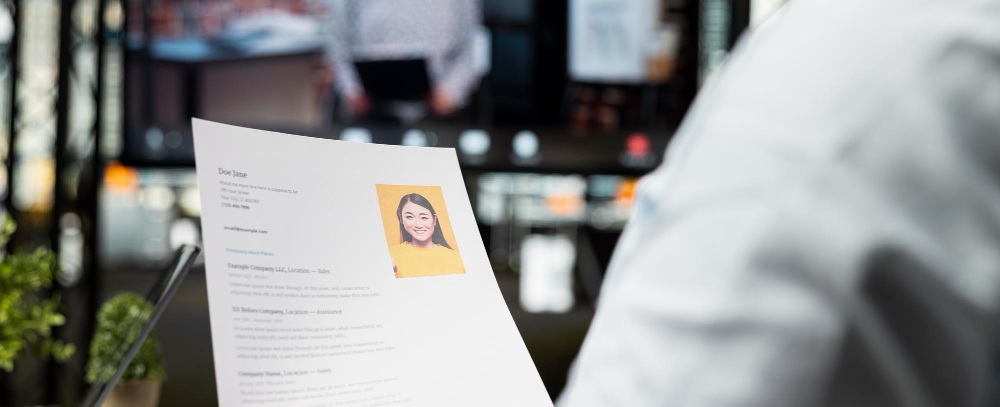 une personne lisant un CV