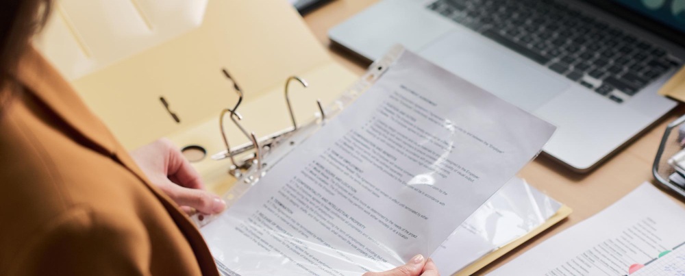une personne lisant un CV