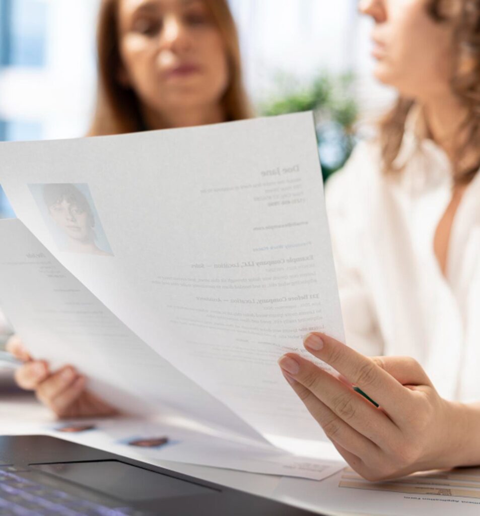 une assistante administrative tenant con cv entre les mains