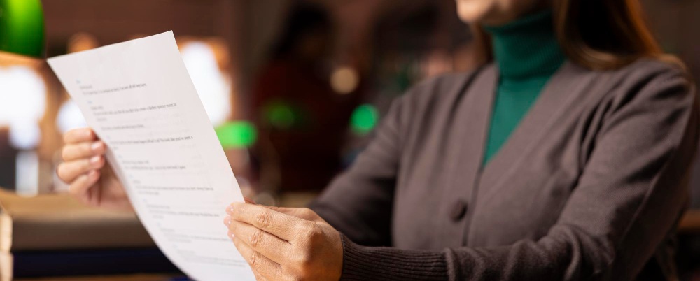 une femme avec un cv entre les mains