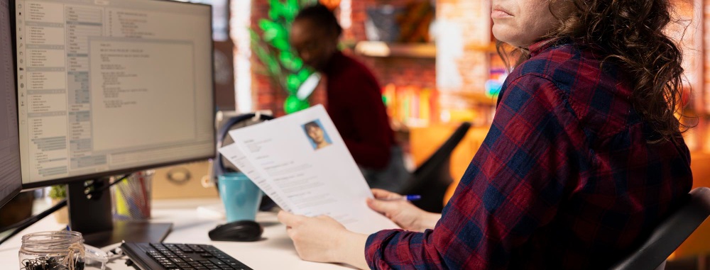 une femme avec un cv entre les mains