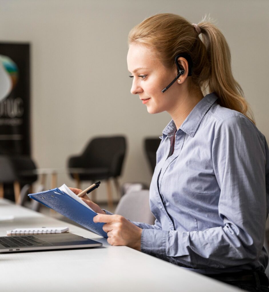 une assistante de direction au téléphone
