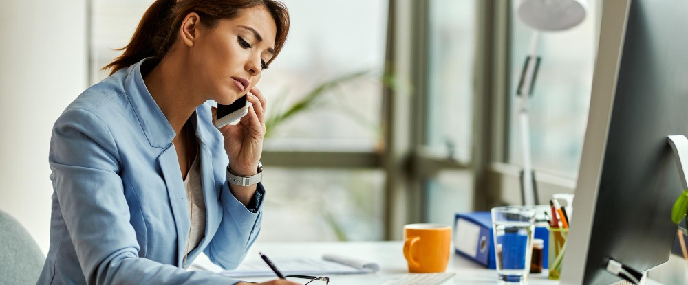 une assistante administrative en plein travail