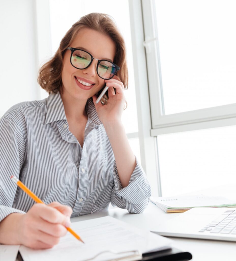 une assistante administrative au téléphone