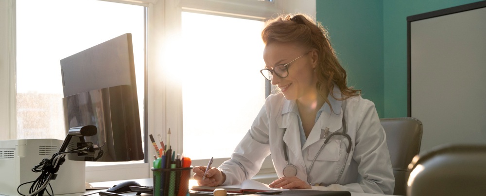 une secrétaire médicale devant son ordinateur