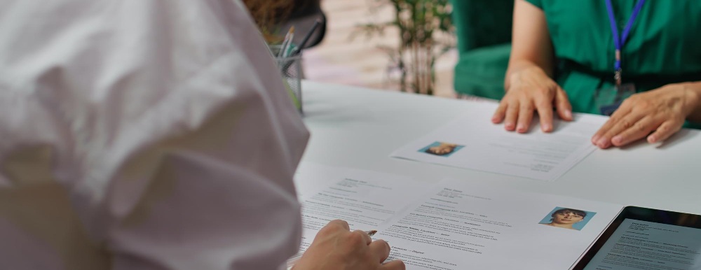 une secrétaire médicale en entretien