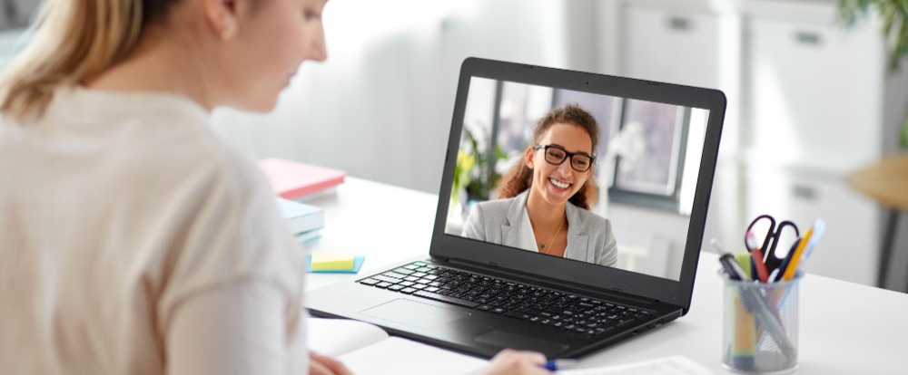 une personne suivant une formation à distance devant son ordinateur